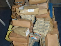 Inhoud pallet div bouten en scharnieren - afbeelding 1 van  3