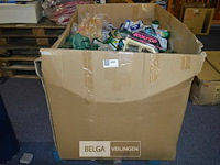 Inhoud pallet div retro materialen - afbeelding 1 van  6