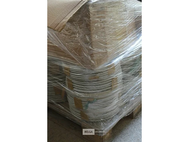 Inhoud pallet kommen, glazen en borden - afbeelding 1 van  7