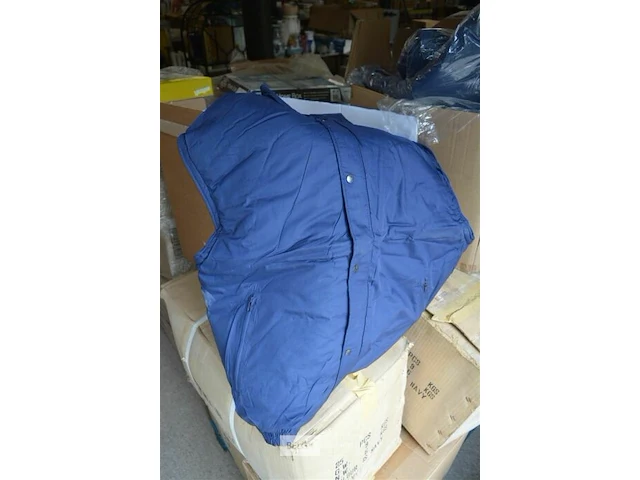 Inhoud pallet partij bodywarmers - afbeelding 1 van  2