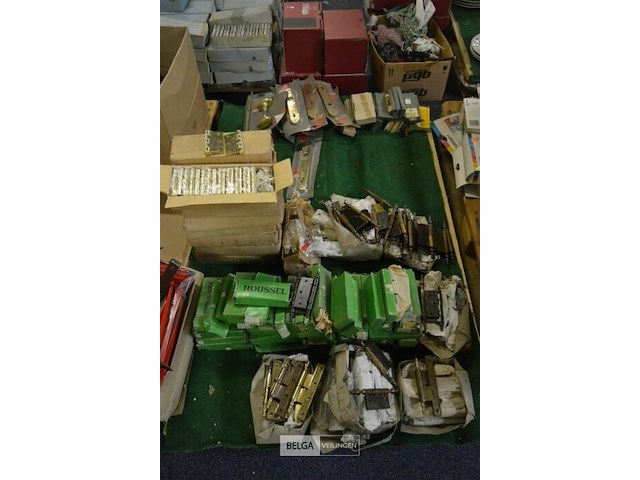 Inhoud pallet partij deurscharnieren - afbeelding 1 van  7