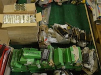 Inhoud pallet partij deurscharnieren - afbeelding 1 van  7