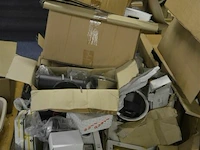 Inhoud pallet partij div lampenhouders en div materialen - afbeelding 1 van  7