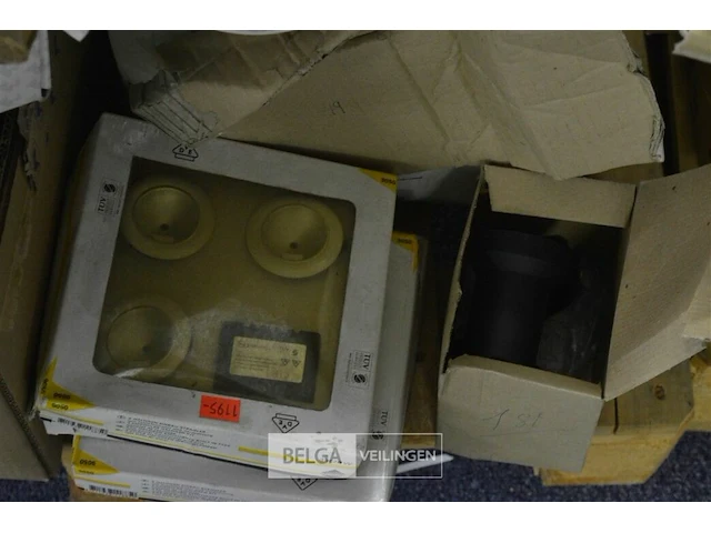 Inhoud pallet partij div lampenhouders en div materialen - afbeelding 2 van  7
