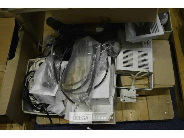 Inhoud pallet partij div lampenhouders en div materialen - afbeelding 6 van  7