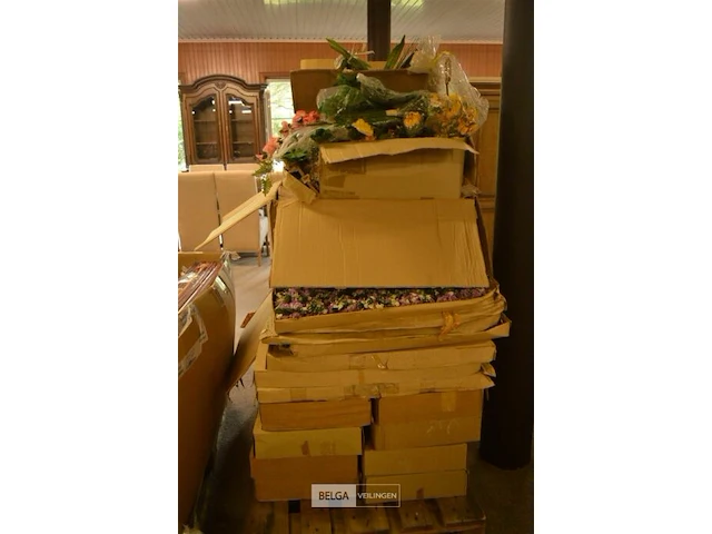Inhoud pallet partij div plastic bloemen - afbeelding 1 van  5