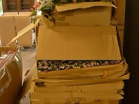 Inhoud pallet partij div plastic bloemen - afbeelding 1 van  5