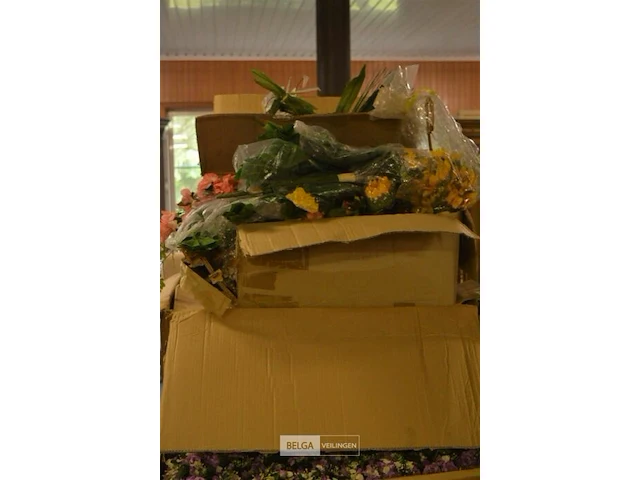 Inhoud pallet partij div plastic bloemen - afbeelding 2 van  5