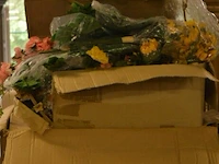 Inhoud pallet partij div plastic bloemen - afbeelding 2 van  5