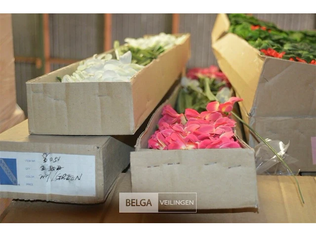 Inhoud pallet partij div plastic bloemen - afbeelding 1 van  4