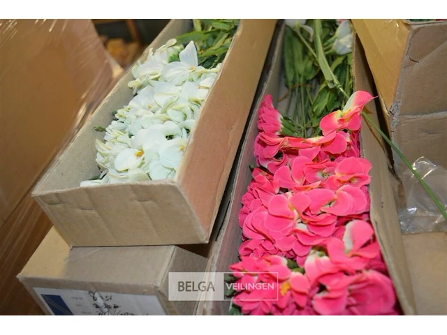 Inhoud pallet partij div plastic bloemen - afbeelding 3 van  4