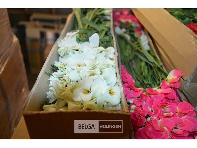 Inhoud pallet partij div plastic bloemen - afbeelding 1 van  4