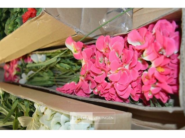 Inhoud pallet partij div plastic bloemen - afbeelding 3 van  4