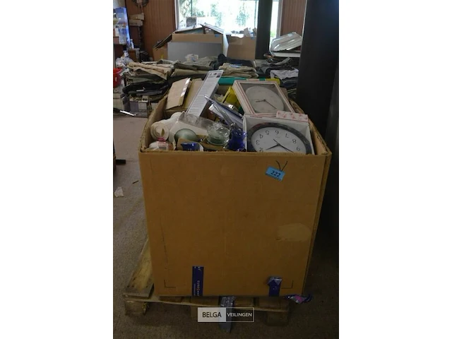 Inhoud pallet partij div retro deco en materialen - afbeelding 1 van  9
