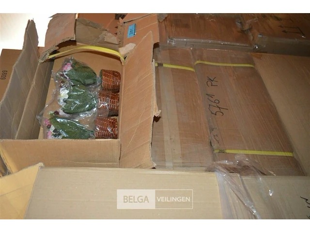 Inhoud pallet partij plastic bloemen in potjes - afbeelding 1 van  4
