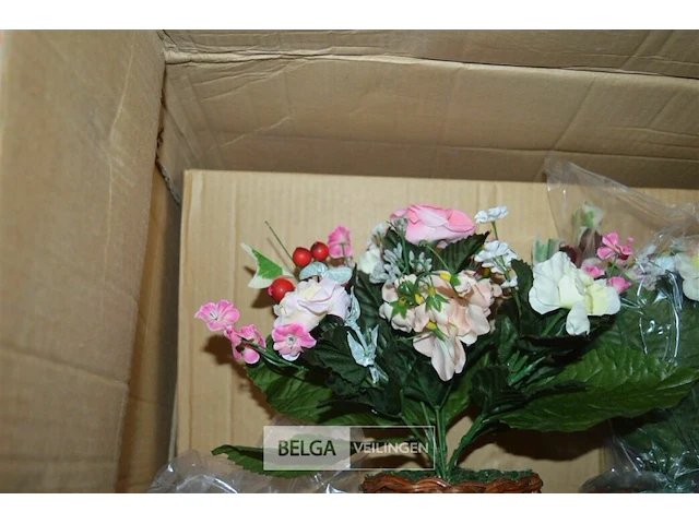 Inhoud pallet partij plastic bloemen in potjes - afbeelding 3 van  4