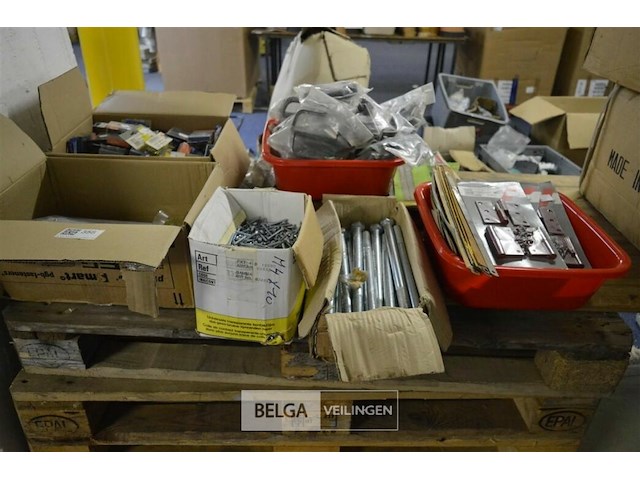 Inhoud pallet scharnieren, schroeven, zaagbladen en div - afbeelding 1 van  11