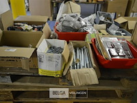 Inhoud pallet scharnieren, schroeven, zaagbladen en div - afbeelding 1 van  11