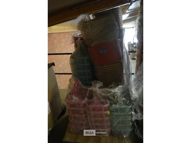 Inhoud pallet waskommen en draagmandjes flessen - afbeelding 1 van  4