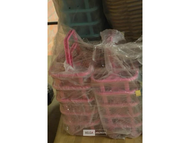 Inhoud pallet waskommen en draagmandjes flessen - afbeelding 2 van  4