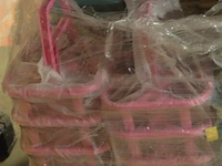 Inhoud pallet waskommen en draagmandjes flessen - afbeelding 2 van  4