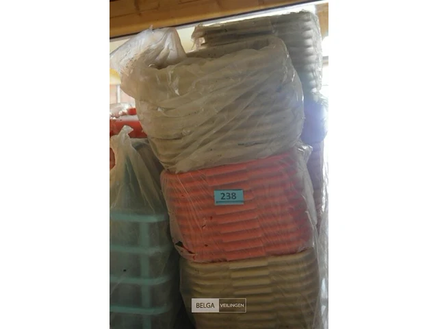 Inhoud pallet waskommen en draagmandjes flessen - afbeelding 3 van  4