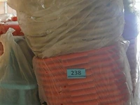 Inhoud pallet waskommen en draagmandjes flessen - afbeelding 3 van  4