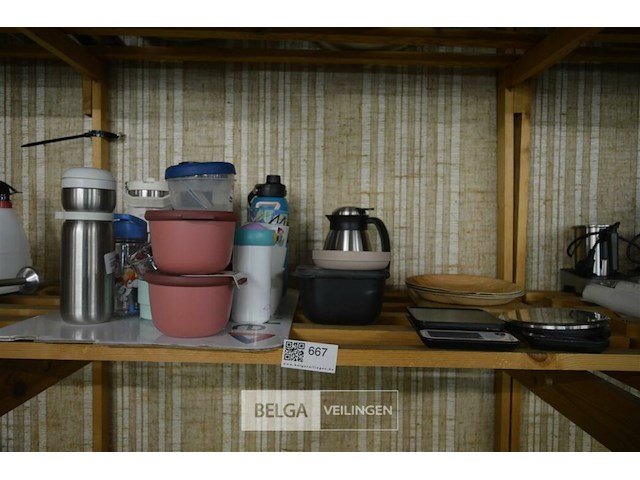 Inhoud rek bekers, potjes, keukenweegschaal,… - afbeelding 1 van  5