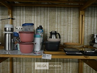 Inhoud rek bekers, potjes, keukenweegschaal,…