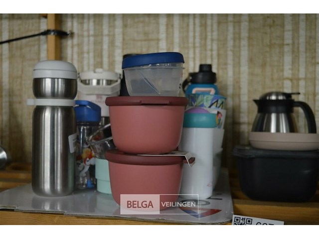 Inhoud rek bekers, potjes, keukenweegschaal,… - afbeelding 2 van  5