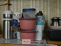 Inhoud rek bekers, potjes, keukenweegschaal,… - afbeelding 2 van  5