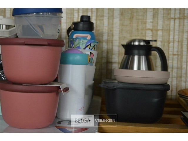 Inhoud rek bekers, potjes, keukenweegschaal,… - afbeelding 3 van  5