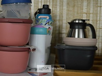 Inhoud rek bekers, potjes, keukenweegschaal,… - afbeelding 3 van  5