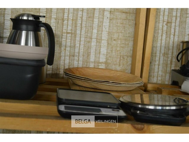 Inhoud rek bekers, potjes, keukenweegschaal,… - afbeelding 4 van  5