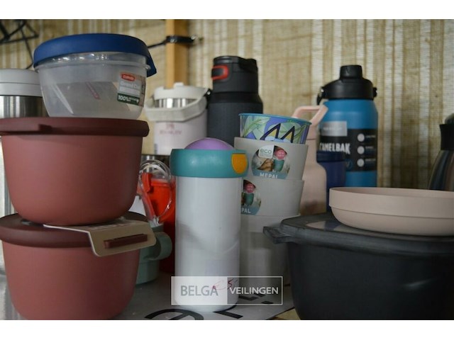 Inhoud rek bekers, potjes, keukenweegschaal,… - afbeelding 5 van  5