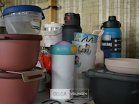 Inhoud rek bekers, potjes, keukenweegschaal,… - afbeelding 5 van  5