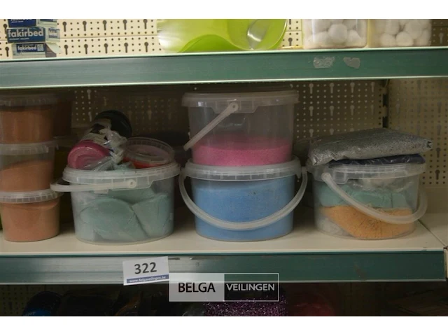 Inhoud rek div deco materialen - afbeelding 2 van  6