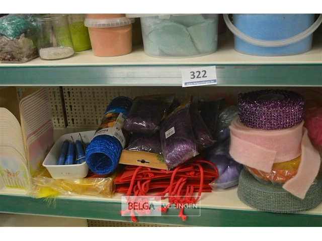 Inhoud rek div deco materialen - afbeelding 4 van  6