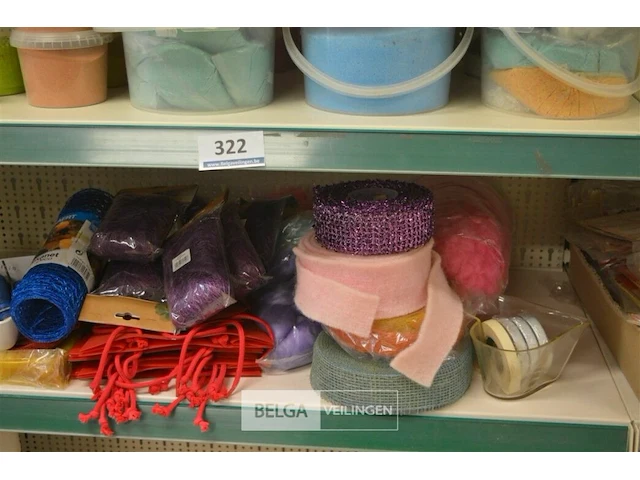 Inhoud rek div deco materialen - afbeelding 5 van  6