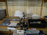 Inhoud rek div keukentoestellen en toebehoren