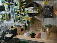 Inhoud rek div materialen voor tuin en vijver - afbeelding 1 van  10