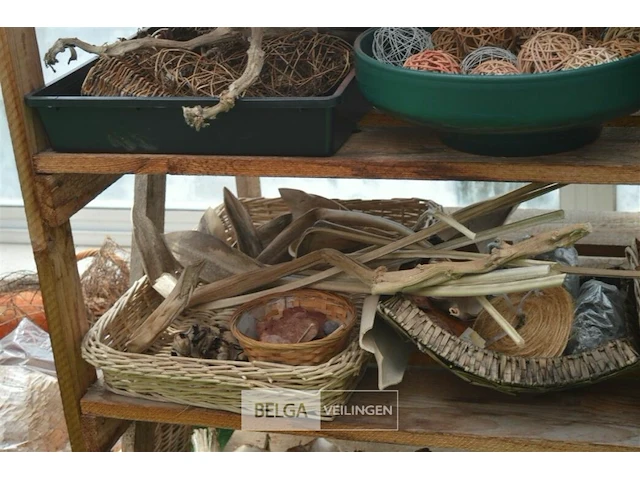 Inhoud rek partij div deco materialen - afbeelding 5 van  10