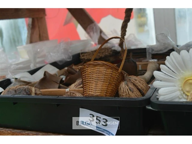 Inhoud rek partij div deco materialen - afbeelding 10 van  10