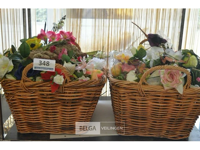 Inhoud rieten korf plastieken bloemen - afbeelding 1 van  4