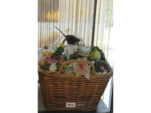 Inhoud rieten korf plastieken bloemen - afbeelding 2 van  4