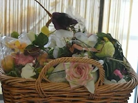 Inhoud rieten korf plastieken bloemen - afbeelding 2 van  4