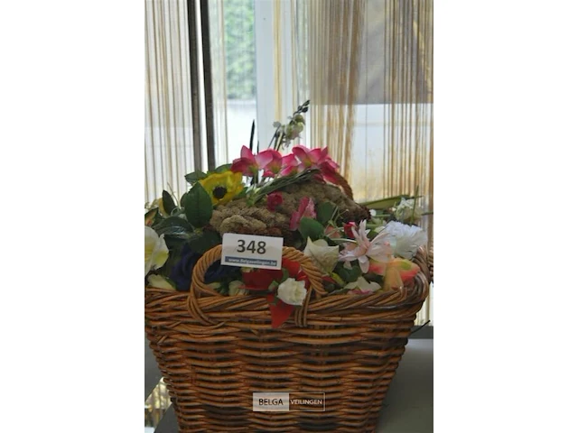 Inhoud rieten korf plastieken bloemen - afbeelding 3 van  4