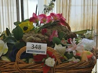 Inhoud rieten korf plastieken bloemen - afbeelding 3 van  4