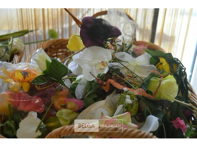 Inhoud rieten korf plastieken bloemen - afbeelding 4 van  4