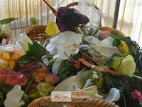 Inhoud rieten korf plastieken bloemen - afbeelding 4 van  4